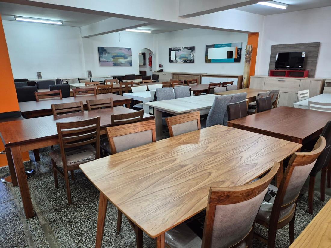 Variedad de mesas y sillas en el local de Alumine Muebles