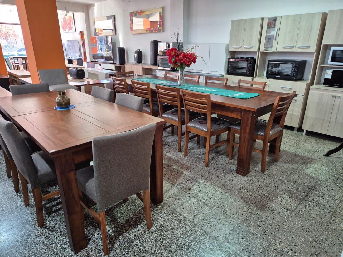 Sector de comedores en el showroom de Alumine Muebles